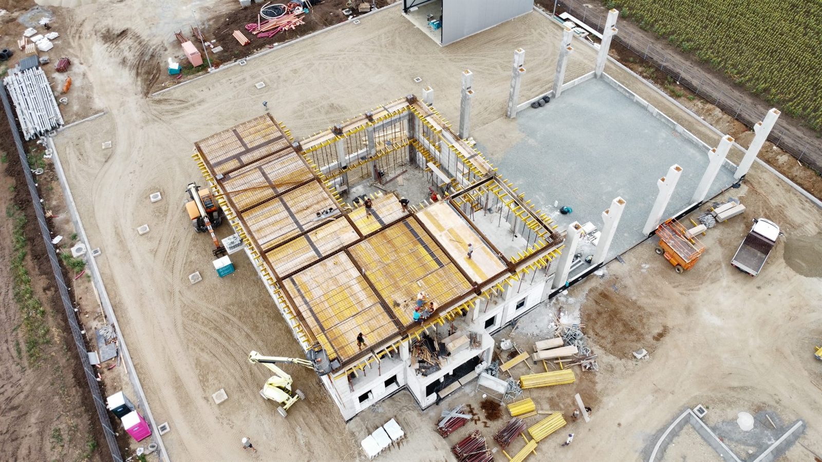 Structură de rezistență în execuție pe un șantier EMC Construct
