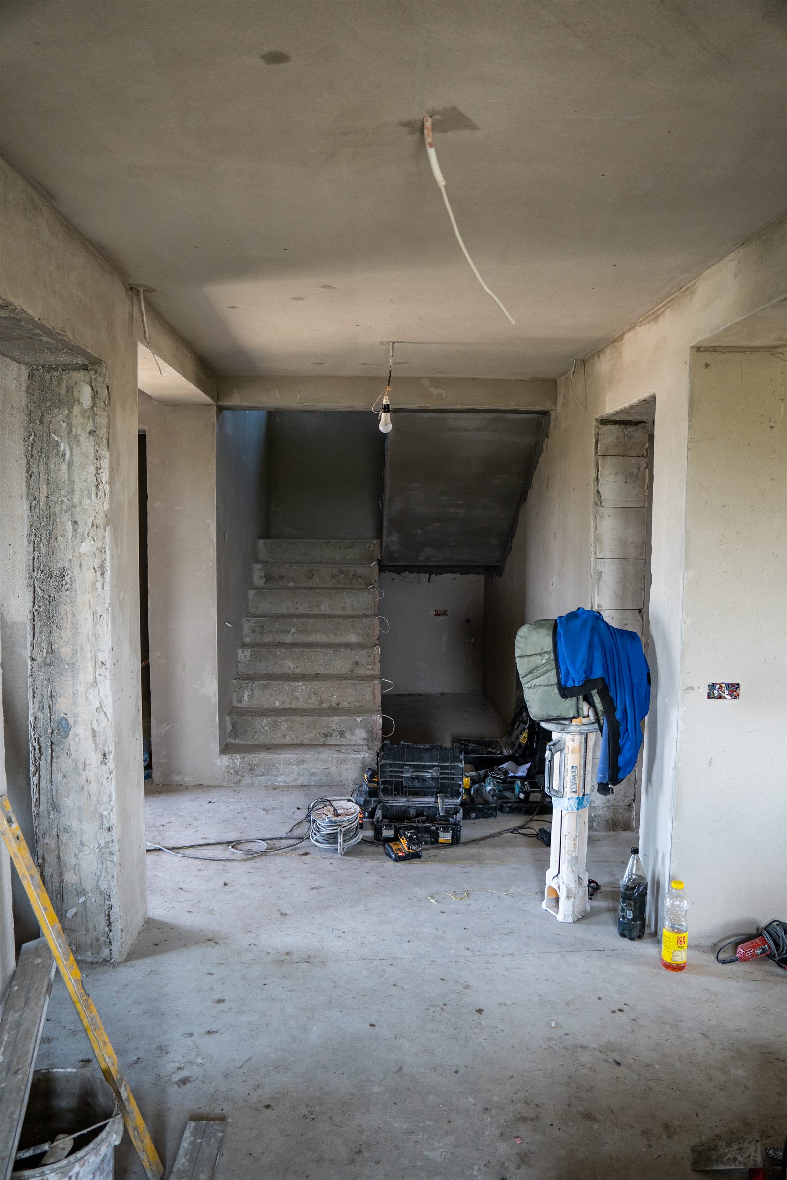 Interior de casă la roșu cu scară din beton, Moșnița